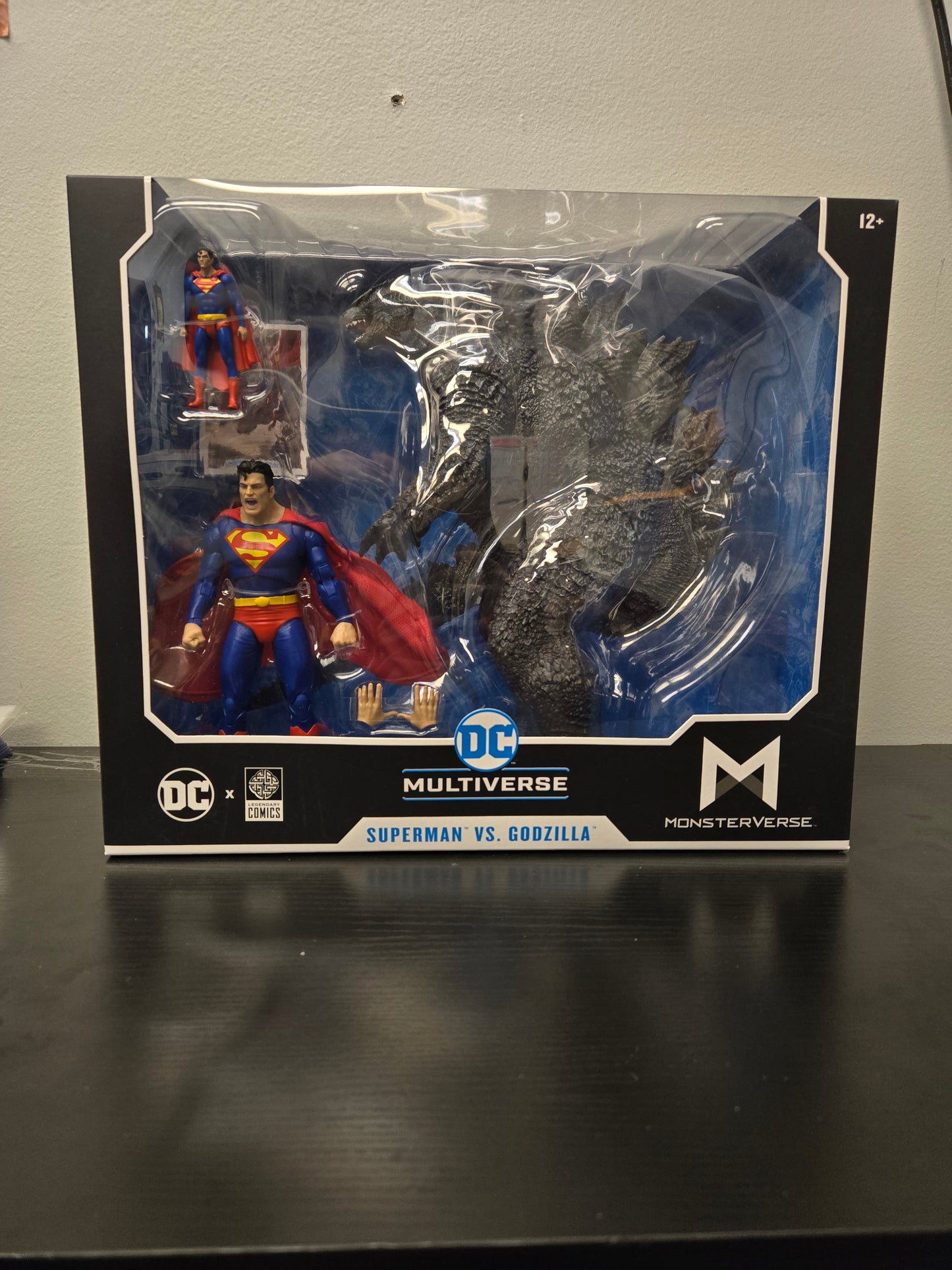 DC x Legendary Comics - Superman vs. Godzilla figures