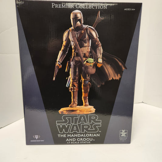 Diamond Select - Star Wars: The Mandalorian - 1/7 Scale The Mandalorian and Grogu