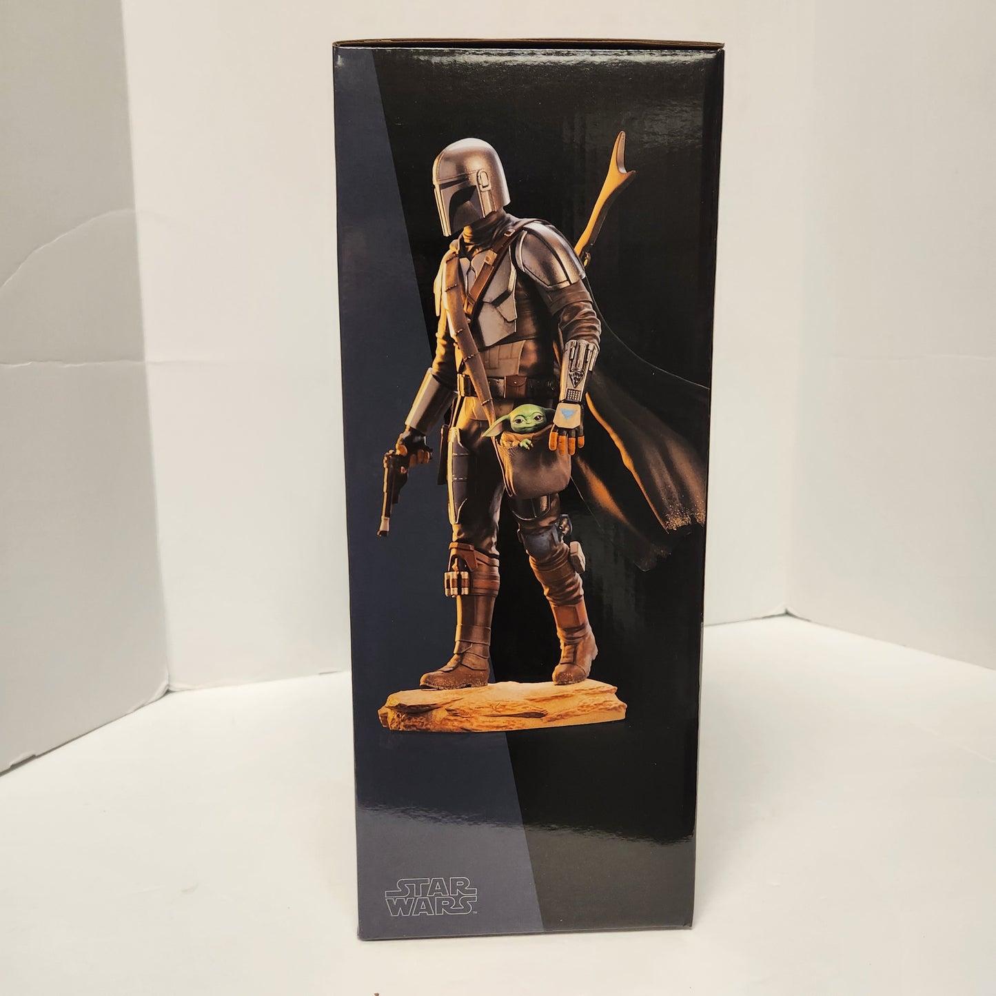 Diamond Select - Star Wars: The Mandalorian - 1/7 Scale The Mandalorian and Grogu