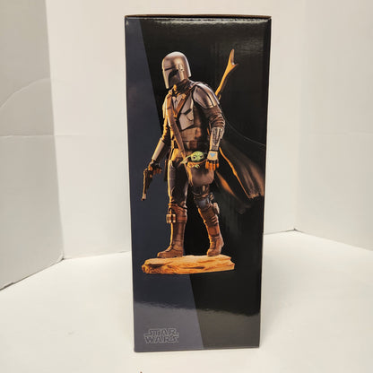 Diamond Select - Star Wars: The Mandalorian - 1/7 Scale The Mandalorian and Grogu