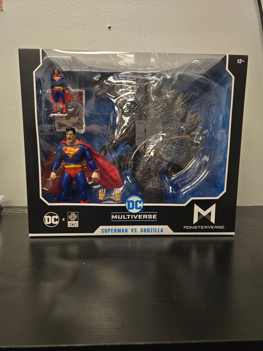 DC x Legendary Comics - Superman vs. Godzilla figures